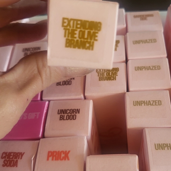 Jeffree Star 'Extending the Olive Branch' Velvet Trap Lipstick 💄 NIB - Picture 3 of 4